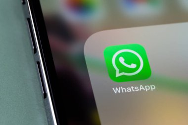Akıllı telefon iPhone 'unda WhatsApp mobil uygulaması. WhatsApp, mobil ve diğer platformlar için popüler bir ücretsiz mesajlaşma sistemidir. Batum, Gürcistan - 12 Nisan 2023