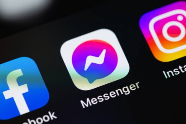 Facebook, Messenger, Instagram - sosyal medya uygulamaları simgeleri, akıllı telefon iPhone ekranındaki haberciler yakın plan. Batum, Gürcistan - 24 Nisan 2023