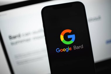 Google Bard (AI ChatBot) bir akıllı telefon iPhone ekranında logo. Ozan, Google tarafından geliştirilen konuşma amaçlı yapay zeka sohbet robotudur. Batum, Gürcistan - 26 Nisan 2023