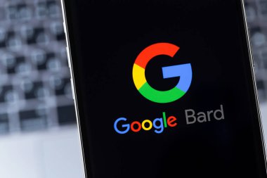 Akıllı telefon iPhone ekranında Google Bard logosu. Ozan, Google tarafından geliştirilen konuşma amaçlı yapay zeka sohbet robotudur. Batum, Gürcistan - 26 Nisan 2023