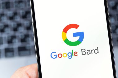Akıllı telefon ekranında Google Bard logosu. Ozan, Google tarafından geliştirilen konuşma amaçlı yapay zeka sohbet robotudur. Batum, Gürcistan - 26 Nisan 2023