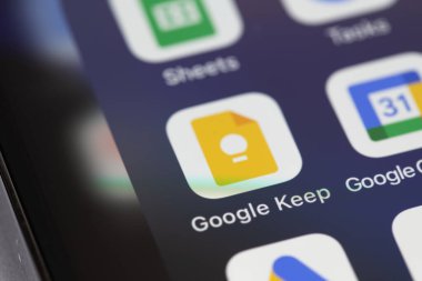 Ekran akıllı telefon iPhone 'unda Google Keep simge mobil uygulaması. Google Keep - notlar ve kısayollar yaratmak, düzenlemek ve depolamak için tasarlanmış ücretsiz bir hizmet. Batum, Gürcistan - 24 Nisan 2023