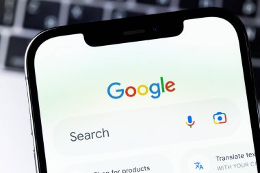 Akıllı telefon iPhone ekranındaki Google Arama mobil uygulaması. Google, çok uluslu bir Amerikan şirketidir. Batum, Gürcistan - 5 Nisan 2023