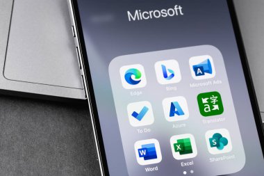Ekran akıllı telefonundaki Microsoft hizmetleri (Edge, Bing, Ads, Azure, Word, Excel, SharePoint) mobil uygulamaları. Microsoft Corporation, Amerikan çok uluslu teknoloji şirketidir. Batum, Gürcistan - 24 Nisan 2023
