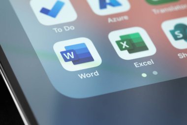 Microsoft hizmetleri (Microsoft Word, Excel) akıllı telefon iPhone kapanış ekranındaki mobil uygulamalar. Microsoft Corporation, Amerikan çok uluslu teknoloji şirketidir. Batum, Gürcistan - 24 Nisan 2023