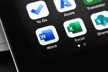 Microsoft Servisleri (Microsoft Word, Excel, SharePoint) akıllı telefon iPhone 'undaki mobil uygulamalar. Microsoft Corporation, Amerikan çok uluslu teknoloji şirketidir. Batum, Gürcistan - 24 Nisan 2023
