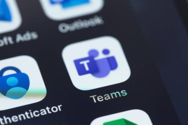 Microsoft Ekipleri mobil uygulaması akıllı telefon iPhone ekranında. Microsoft Ekipleri sohbet, randevular, notlar ve eklentileri bir çalışma alanında bir araya getiren bir girişim platformudur. Batum, Gürcistan - 5 Nisan 2023