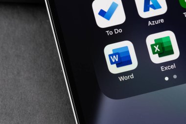 Microsoft Word, Excel mobil uygulamaları ekranda. Microsoft Corporation, Amerikan çok uluslu teknoloji şirketidir. Batum, Gürcistan - 24 Nisan 2023