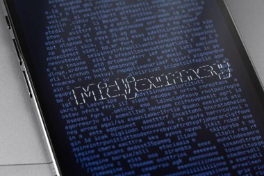 Ekrandaki akıllı telefonun orta yolculuk resmi web sitesi. Midtrip bir araştırma şirketi ve onun adı geçen yapay zeka yazılımı. Batum, Gürcistan - 11 Nisan 2023