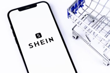Akıllı telefon ekranlı iPhone ve tramvayda Shein mobil ikon uygulaması, alışveriş arabası. Shein - Çin e-ticaret şirketi, çevrimiçi mağaza. Batum, Gürcistan - 5 Nisan 2023
