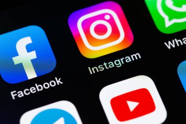 Facebook, Instagram, YouTube, Telegram, WhatsApp ve akıllı telefon iPhone ekranındaki diğer uygulamaları göstermek makro. Batum, Gürcistan - 18 Nisan 2023