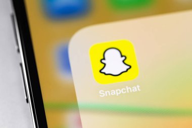 Akıllı telefon iPhone ekranındaki Snapchat mobil simge uygulaması. Snapchat, içinde fotoğraflar ve videolar olan mobil bir mesajlaşma uygulaması. Batum, Gürcistan - 12 Nisan 2023