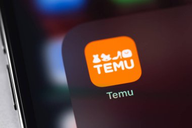 Akıllı telefon iPhone ekranındaki Temu mobil simge uygulaması. Temu, LLC Amerika merkezli çevrimiçi bir pazar yeri. Batum, Gürcistan - 5 Nisan 202