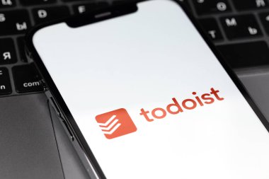 Akıllı telefon iPhone 'undaki Todoist mobil logo uygulaması. Todoist, bir web sitesi ve görev yönetimi yazılımıdır. Batum, Gürcistan - 24 Nisan 2023