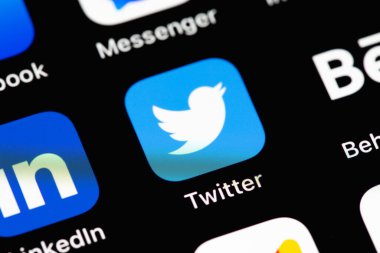 Akıllı telefon iPhone ekranındaki Twitter mobil simge uygulaması. Twitter, mikroblog ve ağ iletişimi için bir sosyal medya hizmetidir. Batum, Gürcistan - 24 Nisan 2023