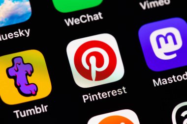 Pinterest mobil simge uygulaması bir akıllı telefon iPhone ekranında. Pinterest bir sosyal internet servisi, fotoğraf sunucusu. Batum, Gürcistan - 4 Kasım 2023