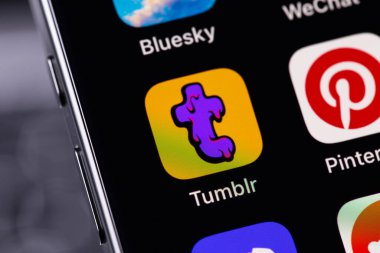 Tumblr simgesi mobil uygulaması bir akıllı telefon iPhone ekranında. Tumblr - birçok resim, makale, video ve gif-görüntü içeren mikroblog servisi. Batum, Gürcistan - 4 Kasım 2023