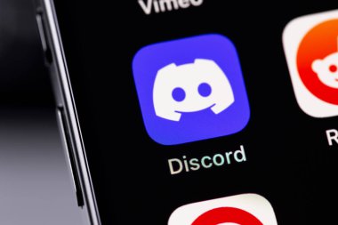 Akıllı telefon iPhone 'undaki mobil simge uygulamasını kapat. Discord, VoIP ve video konferanslarına destek veren platformlar arası bir anlık mesajlaşma sistemidir. Batum, Gürcistan - 4 Kasım 2023