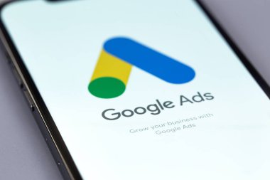 Google 'ın akıllı telefon iPhone' undaki logo mobil uygulaması. Reklamlar, temelde Google 'dan gelen bir arama reklamları servisidir. Batum, Gürcistan - 5 Ekim 2023