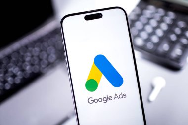 Google Ağ Mobil Logosu uygulaması bir ekrandaki akıllı telefon iPhone üzerinde, çalışma alanı arka planında. Reklamlar, temelde Google 'dan gelen bir arama reklamları servisidir. Batum, Gürcistan - 6 Kasım 2023