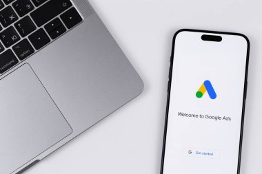 Google Amplifikatör mobil uygulaması ekran akıllı telefon iPhone 'unda defter arkaplanlı. Reklamlar, temelde Google 'dan gelen bir arama reklamları servisidir. Batum, Gürcistan - 28 Ekim 2023