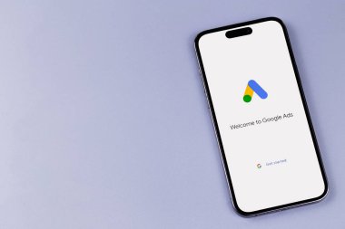 Google akıllı telefon iPhone 'unda logo mobil uygulaması. Reklamlar, temelde Google 'dan gelen bir arama reklamları servisidir. Batum, Gürcistan - 5 Ekim 2023
