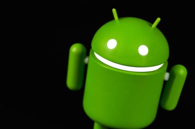 Google Android figürü siyah bir arkaplan üzerinde yakın plan. Google Android akıllı telefonlar, tablet bilgisayarlar ve diğer cihazlar için bir işletim sistemidir. Batum, Gürcistan - 16 Ekim 2023