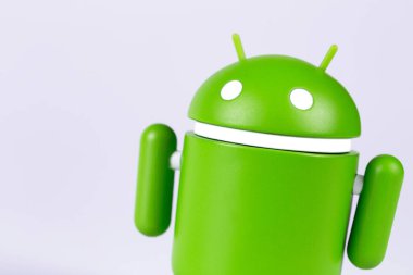 Google Android figürü beyaz bir arkaplan üzerinde yakın plan. Google Android akıllı telefonlar, tablet bilgisayarlar ve diğer cihazlar için bir işletim sistemidir. Batum, Gürcistan - 14 Ekim 2023