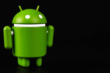 Siyah arkaplandaki Google Android figürü. Google Android akıllı telefonlar, tablet bilgisayarlar ve diğer cihazlar için bir işletim sistemidir. Batum, Gürcistan - 15 Ekim 2023