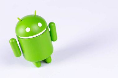 Beyaz arka planda Google Android figürü. Google Android akıllı telefonlar, tablet bilgisayarlar, e-kitaplar ve diğer cihazlar için bir işletim sistemidir. Batum, Gürcistan - 14 Ekim 2023