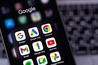 Google hizmetleri (Google, Google Ads, Chrome, Gmail, One, YouTube) akıllı telefon iPhone üzerindeki simge uygulamaları. Google dünyadaki en büyük internet arama motorudur. Batum, Gürcistan - 4 Kasım 2023