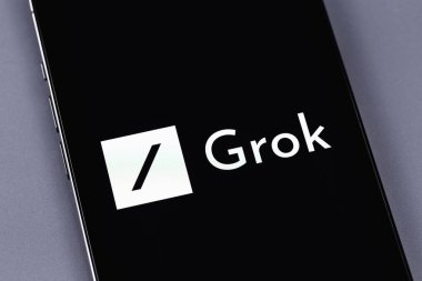 Grok xAI sohbet robotu logosu ekranda kapalı akıllı telefon. Grok (Grok xAI), Elon Musk tarafından geliştirilen X platformu için yeni bir sohbet robotu. Batum, Gürcistan - 5 Kasım 2023 