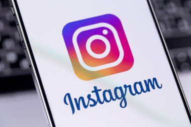 Instagram logo mobil uygulaması bir ekrandaki akıllı telefon iPhone 'u kapatıyor. Instagram akıllı telefonlar için fotoğraf paylaşım uygulamasıdır. Batum, Gürcistan - 5 Kasım 2023 