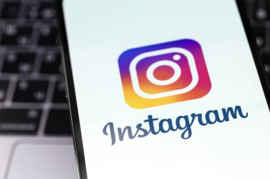 Instagram logo mobil uygulaması bir ekrandaki akıllı telefon iPhone 'u kapatıyor. Instagram akıllı telefonlar için fotoğraf paylaşım uygulamasıdır. Batum, Gürcistan - 14 Eylül 2023