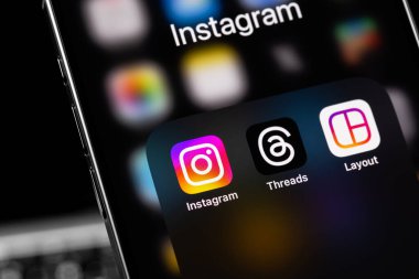 Instagram hizmetleri mobil iplikler, ekran akıllı telefon iPhone 'undaki yerleşim uygulamaları. Instagram akıllı telefonlar için fotoğraf paylaşım uygulamasıdır. Batum, Gürcistan - 5 Kasım 2023 