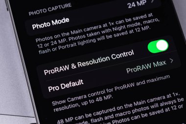 iPhone 15 Kamera ayarlı Pro Max Apple ProRAW Max ekranda. Apple çok uluslu bir teknoloji şirketidir. Batum, Gürcistan - 5 Kasım 2023