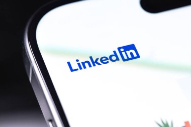 Logo içinde kapalı mobil uygulama Bir ekran akıllı telefon iPhone. LinkedIn, iş bağlantılarını bulmak ve kurmak için kullanılan bir sosyal ağ. Batum, Gürcistan - 5 Kasım 2023