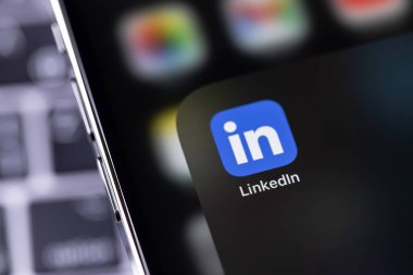 Mobil simge uygulaması ekrandaki akıllı telefon iPhone 'una bağlandı, makro. LinkedIn, iş bağlantılarını bulmak ve kurmak için kullanılan bir sosyal ağ. Batum, Gürcistan - 12 Ekim 2023