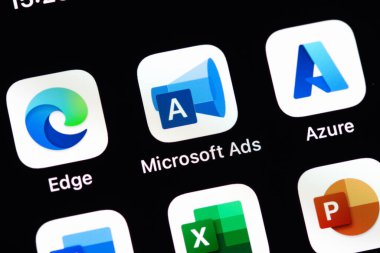 Microsoft Ads (Reklamcılık) bir ekrandaki akıllı telefon kapanması uygulaması. Microsoft Reklamcılık, Bing gibi öde-öde reklamları sağlayan bir hizmettir. Batum, Gürcistan - 4 Kasım 2023