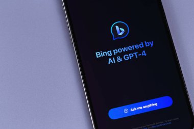 AI ve GPT-4 tarafından desteklenen Microsoft Bing - akıllı telefon iPhone ekranındaki mobil uygulama. Microsoft Bing, Microsoft tarafından geliştirilen bir arama motorudur. Batum, Gürcistan - 15 Ekim 2023