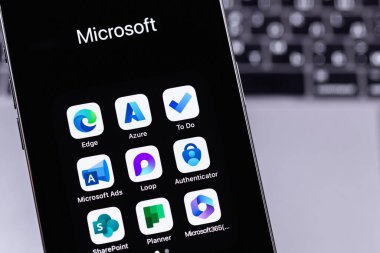 Microsoft hizmetleri (Edge, Azure, To Do, Microsoft Ads, 365 ve diğer) ekran akıllı telefonundaki mobil uygulamalar. Microsoft Corporation, Amerikan çok uluslu teknoloji şirketidir. Batum, Gürcistan - 4 Kasım 2023