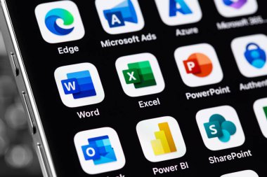 Microsoft hizmet Kelime, Excel, PowerPoint ve diğer mobil uygulamalar bir ekranda kapalı akıllı telefon iPhone. Microsoft Corporation, Amerikan çok uluslu teknoloji şirketidir. Batum, Gürcistan - 4 Kasım 2023