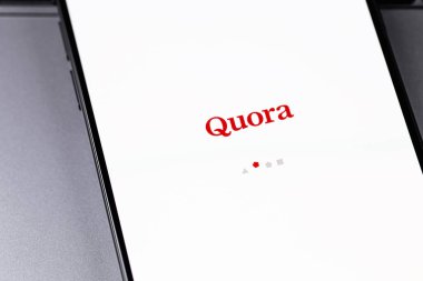iPhone ekranında Quora logo mobil uygulaması görüntülendi. Quora - Sosyal Bilgi Paylaşım Servisi. Batum, Gürcistan - 4 Kasım 2023