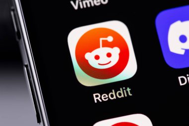 Akıllı telefon iPhone 'undaki mobil simge uygulamasını reddit et. Reddit - Sosyal Haber Sitesi. Batum, Gürcistan - 4 Kasım 2023