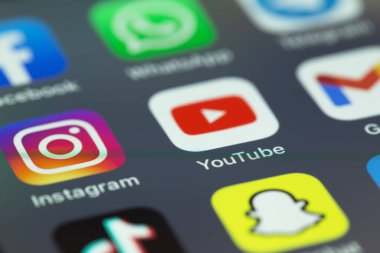 Sosyal medya uygulamaları Instagram, Facebook, YouTube, Telegram, WhatsApp ve diğer uygulamaları ekrandaki akıllı telefon iPhone kapanışında gösteriyor, makro. Batum, Gürcistan - 4 Ekim 2023
