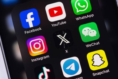 Sosyal medya mobil uygulama simgelerini (Facebook, YouTube, WhatsApp, Instagram, Twitter X, WeChat, TikTok, Telegram, Snapchat) ekranda bir akıllı telefon arayüzü iPhone kapanışında gösterir. Batum, Gürcistan - 4 Kasım 2023