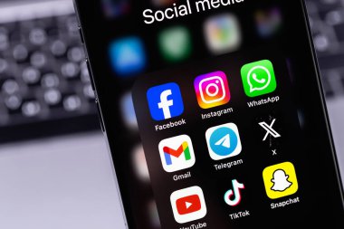 bir ekranda sosyal medya mobil uygulamalarını (Facebook, Instagram, WhatsApp, Gmail, Telegram, Twitter X, YouTube, TikTok, Snapchat) göstermektedir. Batum, Gürcistan - 4 Kasım 2023