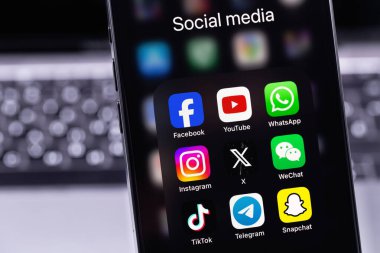 Sosyal medya mobil uygulamalarını (Facebook, YouTube, WhatsApp, Instagram, Twitter X, TikTok, Telegram, Snapchat) ekran arayüzü akıllı telefon iPhone 'unda gösterir. Batum, Gürcistan - 4 Kasım 2023