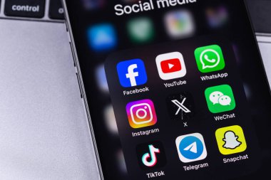 bir ekranda sosyal medya mobil uygulamalarını (Facebook, YouTube, WhatsApp, Instagram, Twitter X, WeChat, TikTok, Telegram, Snapchat) göstermektedir. Batum, Gürcistan - 4 Kasım 2023