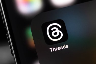 Bir ekrandaki akıllı telefon iPhone 'unda iplik simgesi mobil uygulamasını kapatır. Tartışmalar - Twitter yarışmacısı Meta Platformlarının yeni uygulaması. Batumi, Gürcistan - 7 Kasım 2022